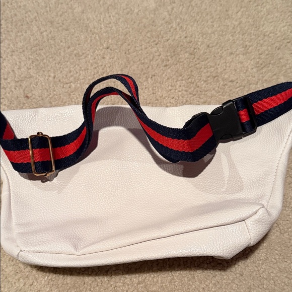 Gucci White Leather Crossbody Bag with Gold Accents - Picture 2 of 5